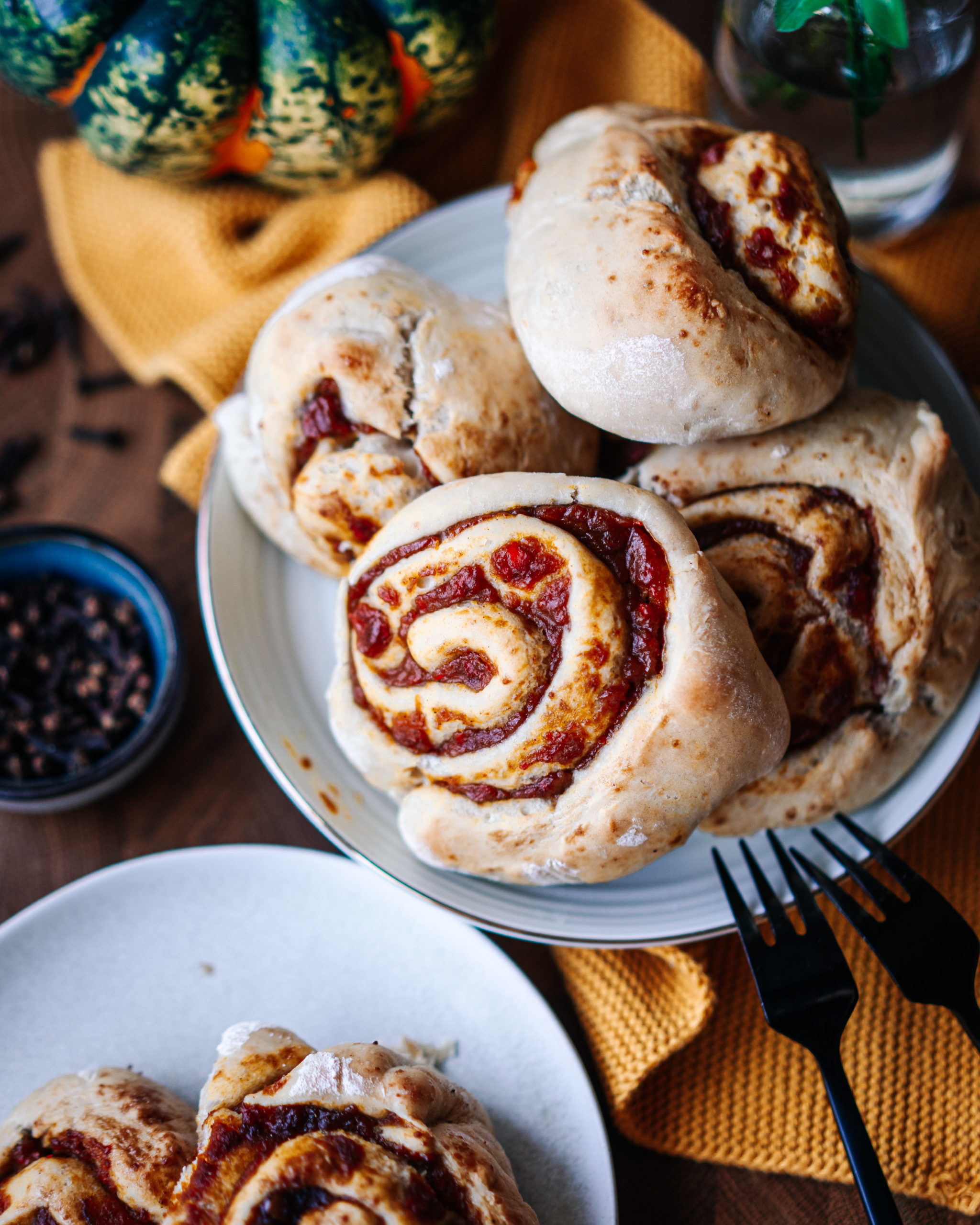 pumpkin, kürbis, rolls, Schnecken, süß, sweet, baking, backen, essen, food, einfach, simple, simpel, schnell, quick, dough, teig, food photography, fotografie, marie dorfschmidt, therawberry, easy, einfach, vegan, diet, foodie, delicious, lecker, recipe, rezept, plant based, no dairy, hefeteig, lactose free, alternative, alternativ, rolling