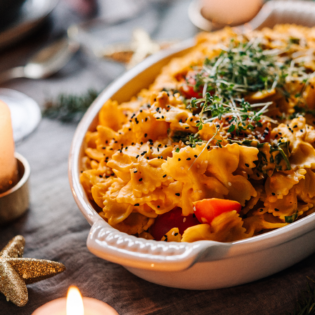 vegan, festive, festlich, weihnachten, christmas, cooking, kochen, dinner, plant-based, vegan, pasta, nudeln, käse, cheese, sauce, soße, healthy, gesund, lecker, delicious, yum, food, essen, dinner, lunch, Mittagessen, Abendessen, einfach, simple, pumpkin, Kürbis, tableware, Geschirr, Tritschler, marie dorfschmidt, therawberry, food photography, fotografie, beautiful, hübsch, cheers, prost, rezept, recipe