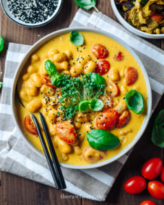 Abendessen, beautiful, cheers, cheese, Christmas, cooking, delicious, dinner, einfach, Essen, festive, festlich, Food, food photography, Fotografie, Geschirr, Gesund, healthy, hübsch, käse, kochen, kürbis, lecker, lunch, Marie dorfschmidt, Mittagessen, Nudeln, pasta, plant-based, prost, pumpkin, recipe, Rezept, sauce, simple, soße, tableware, therawberry, Tritschler, Vegan, weihnachten, yum