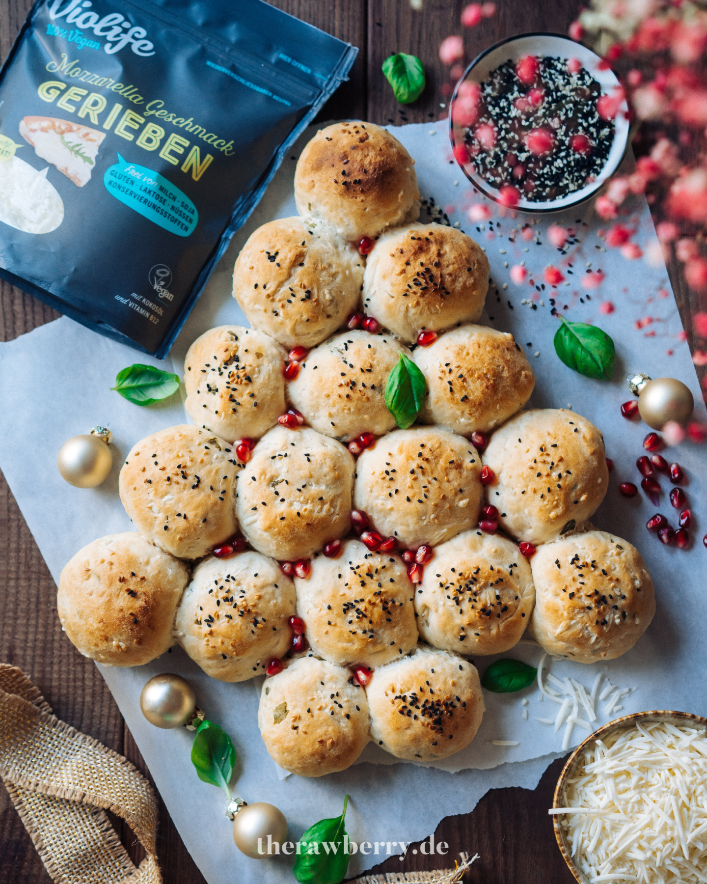 Abendessen, beautiful, bread, Brot, brötchen, cheers, cheese, Christmas, cooking, delicious, dinner, einfach, Essen, festive, festlich, Food, food photography, Fotografie, Geschirr, Gesund, healthy, hübsch, käse, kochen, kürbis, lecker, lunch, Marie dorfschmidt, Mittagessen, plant-based, prost, pull apart, pumpkin, recipe, Rezept, roll, sauce, simple, soße, tableware, therawberry, Tritschler, Vegan, weihnachten, yum, zupfbrot