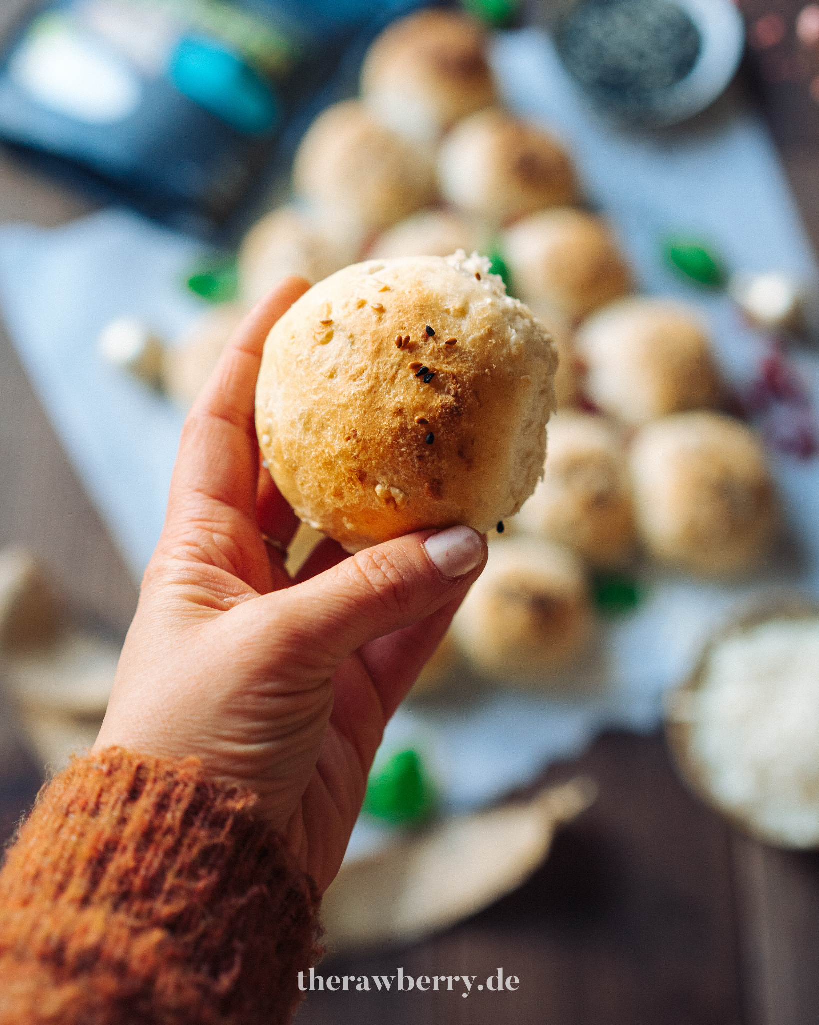 Abendessen, beautiful, bread, Brot, brötchen, cheers, cheese, Christmas, cooking, delicious, dinner, einfach, Essen, festive, festlich, Food, food photography, Fotografie, Geschirr, Gesund, healthy, hübsch, käse, kochen, kürbis, lecker, lunch, Marie dorfschmidt, Mittagessen, plant-based, prost, pull apart, pumpkin, recipe, Rezept, roll, sauce, simple, soße, tableware, therawberry, Tritschler, Vegan, weihnachten, yum, zupfbrot