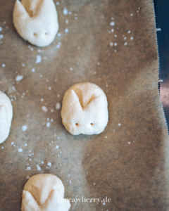 easter, bunny, buns, brötchen, lecker, delicious, easy, einfach, simple, simpel, rolls, backen, hasen, osten, häschen , baking, vegan, dairy free, lactose frei, food, foodie, dessert, milchbrötchen, milk buns, alternative, festive, brunch, table, marie dorfschmidt, therawberry, food styling, food photographer, Fotograf, essen, Nachtisch