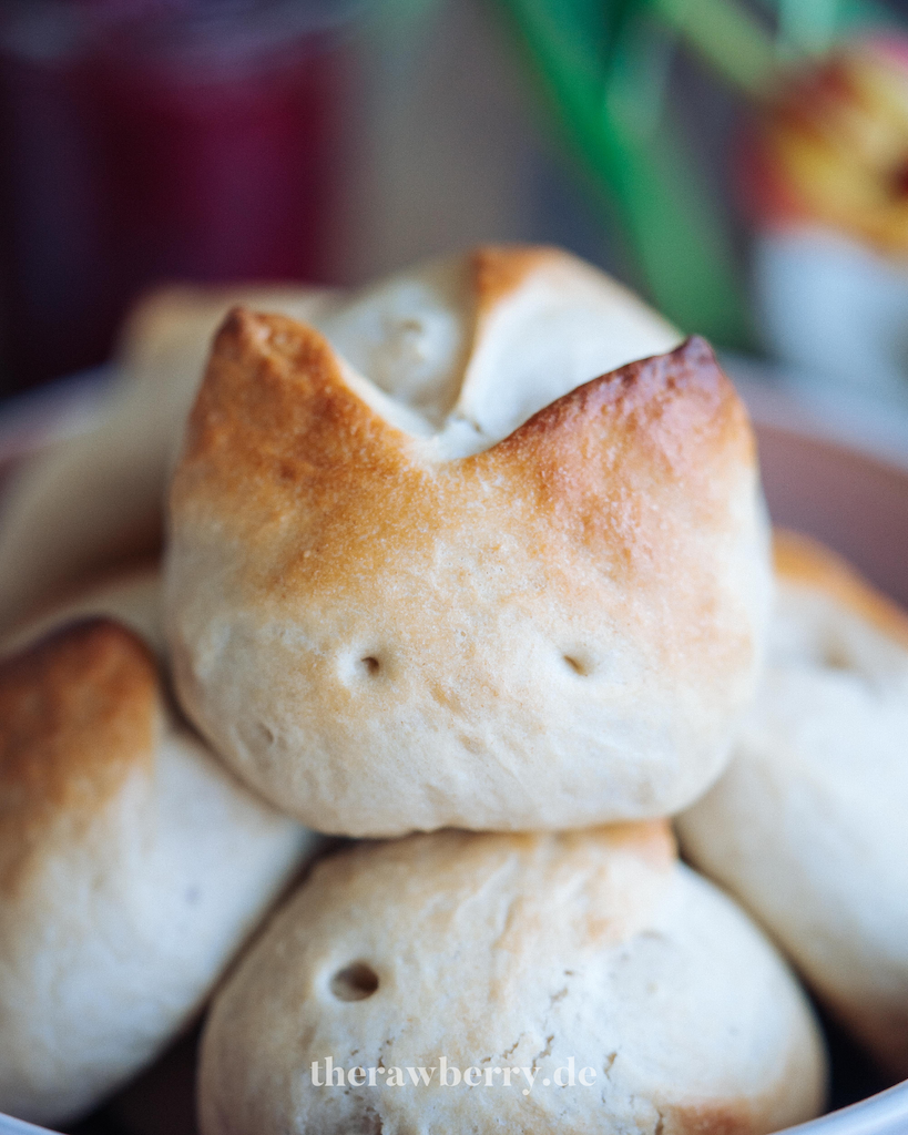 easter, bunny, buns, brötchen, lecker, delicious, easy, einfach, simple, simpel, rolls, backen, hasen, osten, häschen , baking, vegan, dairy free, lactose frei, food, foodie, dessert, milchbrötchen, milk buns, alternative, festive, brunch, table, marie dorfschmidt, therawberry, food styling, food photographer, Fotograf, essen, Nachtisch