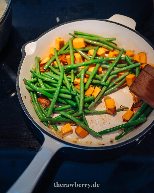 massaman curry, Fairtrade original, Kochbox, essen, therawberry, marie dorfschmidt, food fotografie, food styling, Lebensmittel, lecker, einfach, schell, kochen, box, essen aus der box, essenskiste, gesund, bio, reis, curry, selber kochen, foodie, blogger, fotograf, zutaten, Kokosmilch, Thailändische Küche, Thai essen