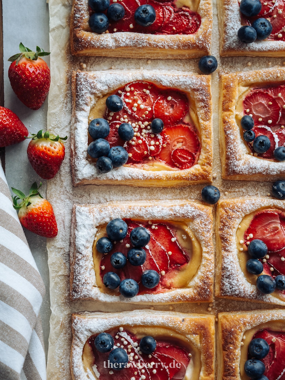 puff pastry, therawberry, Marie Dorfschmidt, Recipe, Rezept, Blätterteig, vegan, schnell, quick, easy, simple, simpel, Erdbeeren, strawberries, asparagus, sparkle, baking, cooking, backen, kochen, Blitzrezept, nachtisch, einfach, yummy, food, essen, Tupperware