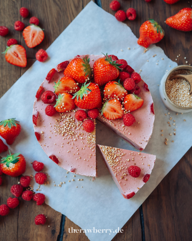 raw, vegan, cheesecake, roh, Käsekuchen, lecker, delicious, Mother's Day, Muttertag, einfach, simple, simpel, healthy, gesund, gluten frei, gluten free, dairy free, laktosefrei, erdbeeren, strawberries, kuchen, cake, dessert, therawberry, Marie Dorfschmidt, recipe, rezept, nachtisch, dessert, spring, Frühling, food, essen, foodie, Lebensmittel, food photography