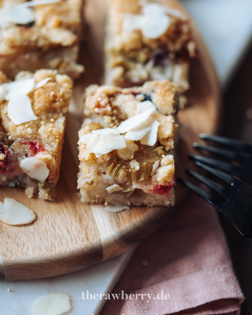 cake, kuchen, rhubarb, Rhabarber, lecker, delicious, einfach, simple, easy, vegan, dairy free, laktosefrei, backen, baking, dessert, nachtisch, kaffee, streusel, blechkuchen, sheet cake, almonds, berries, beret, food, essen, therawberry, Marie Dorfschmidt, food photography, food fotografie, food styling
