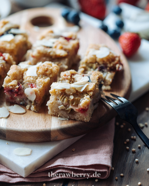 cake, kuchen, rhubarb, Rhabarber, lecker, delicious, einfach, simple, easy, vegan, dairy free, laktosefrei, backen, baking, dessert, nachtisch, kaffee, streusel, blechkuchen, sheet cake, almonds, berries, beret, food, essen, therawberry, Marie Dorfschmidt, food photography, food fotografie, food styling