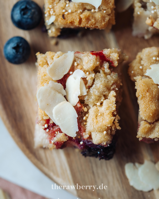 cake, kuchen, rhubarb, Rhabarber, lecker, delicious, einfach, simple, easy, vegan, dairy free, laktosefrei, backen, baking, dessert, nachtisch, kaffee, streusel, blechkuchen, sheet cake, almonds, berries, beret, food, essen, therawberry, Marie Dorfschmidt, food photography, food fotografie, food styling