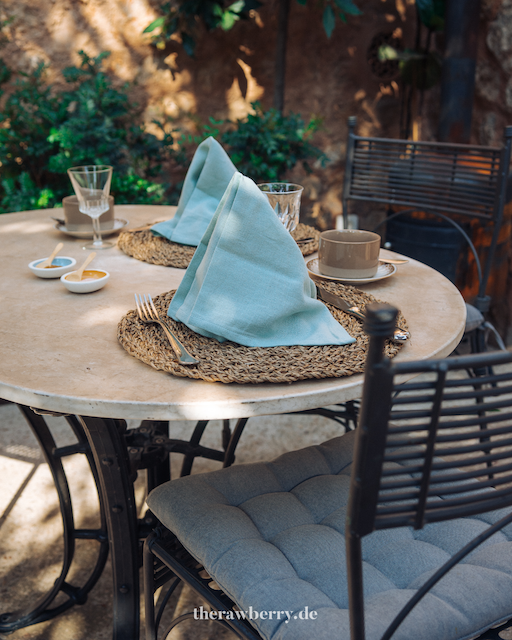 food, essen, vegan, ecocirer, sóller, hotel, spanien, spain, Mallorca, Marie Dorfschmidt, therawberry, drinks, heatlhy, gesund, ecological, eco, öko, ökologisch, interior design, restauriert, mood, photography, hotel room, Hotelzimmer, test