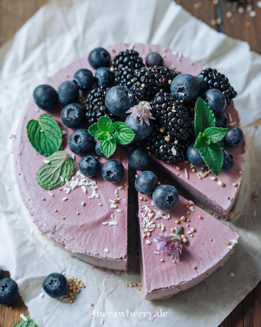 blackberry, Brombeere, vegan, glutenfree, glutenfrei, einfach, simple, healthy, gesund, Käsekuchen, cheesecake, no bake, ohne backen, therawberry, Marie Dorfschmidt, torte, tart, blueberries, berries, Blaubeeren, Beeren, Sommerkuchen, summer cake, food, essen, dessert, nachtisch, rezept, recipe