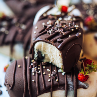 vegan, food, essen, glutenfrei, glutenfree, easy, einfach, summer, Sommer, rezept, recipe, healthy, popsicle, eis am stil, schokolade, chocolate, berries, Beeren, therawberry, Marie Dorfschmidt, food photography, gesund, foodie, Plantbased, yoghurt, joghurt, marmelade, jam, frozen, dessert, nachtisch