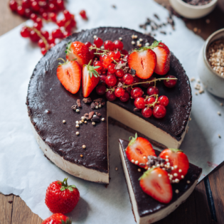 ice cream cake, eis creme kuchen, vegan, dessert, nachtisch, therawberry, Marie Dorfschmidt, food, photography, easy, food, essen, party, feier, annals, erdbeeren, strawberries, recipe, rezept, gluten-free, glutenfrei