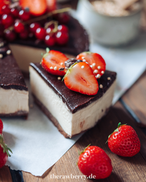 ice cream cake, eis creme kuchen, vegan, dessert, nachtisch, therawberry, Marie Dorfschmidt, food, photography, easy, food, essen, party, feier, annals, erdbeeren, strawberries, recipe, rezept, gluten-free, glutenfrei