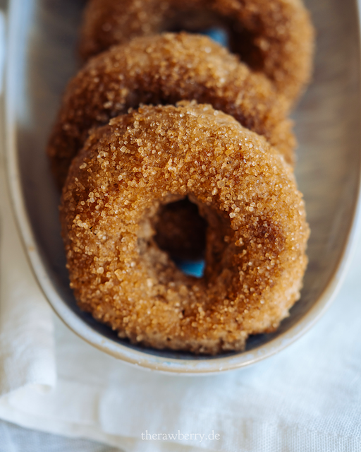 donuts, apple, doughnuts, zimt, apfel, sucker, sugar, vegan, baking, backen, einfach, simple, baked, gebacken, therawberry, Marie Dorfschmidt, Herbst, treat, snack, nachtisch, fall, aumun, rezept, recipe