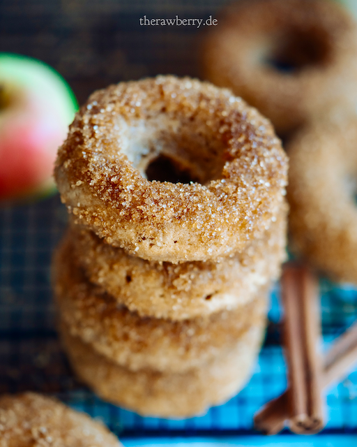 donuts, apple, doughnuts, zimt, apfel, sucker, sugar, vegan, baking, backen, einfach, simple, baked, gebacken, therawberry, Marie Dorfschmidt, Herbst, treat, snack, nachtisch, fall, aumun, rezept, recipe