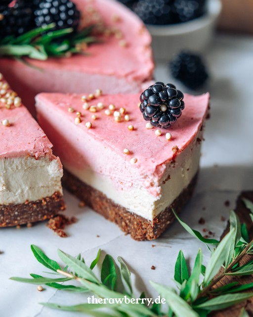 Neapolitan ice cream sandwich cake, therawberry, Eiscreme torte, einfach, lecker, easy, vegan, glutenfree, glutenfrei, kuchen, ohne backen, blackberry, Brombeere, rezept, Marie Dorfschmidt