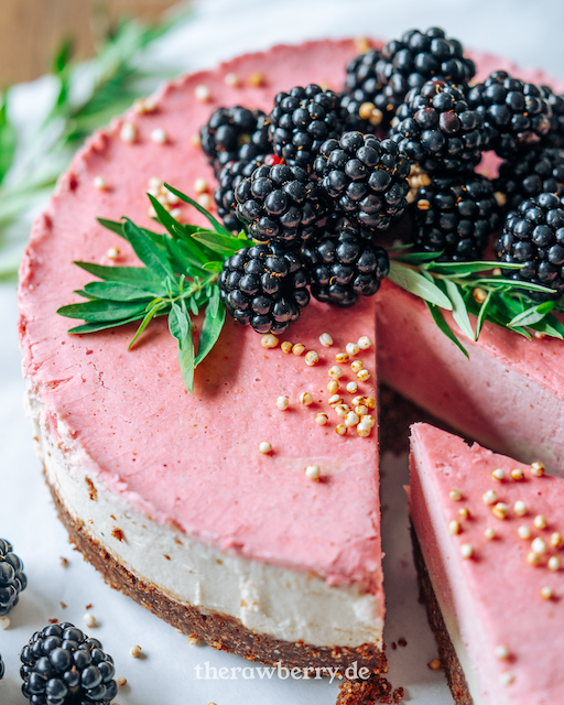 Neapolitan ice cream sandwich cake, therawberry, Eiscreme torte, einfach, lecker, easy, vegan, glutenfree, glutenfrei, kuchen, ohne backen, blackberry, Brombeere, rezept, Marie Dorfschmidt
