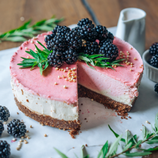 Neapolitan ice cream sandwich cake, therawberry, Eiscreme torte, einfach, lecker, easy, vegan, glutenfree, glutenfrei, kuchen, ohne backen, blackberry, Brombeere, rezept, Marie Dorfschmidt