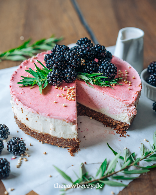 Neapolitan ice cream sandwich cake, therawberry, Eiscreme torte, einfach, lecker, easy, vegan, glutenfree, glutenfrei, kuchen, ohne backen, blackberry, Brombeere, rezept, Marie Dorfschmidt