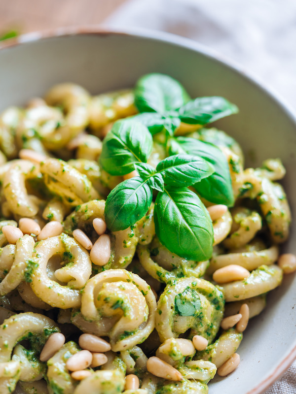 pesto pasta, nudeln mit pesto, in Schüssel, garniert mit basilikum