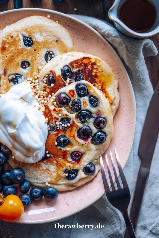 Pfannkuchen, vegan, auf Teller