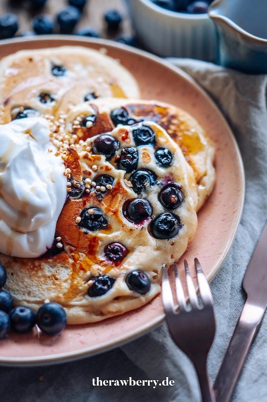 Pfannkuchen, vegan, auf Teller