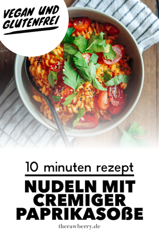 Nudeln in Schüssel mit roter Soße aus Paprika mit Tomaten und Koriander