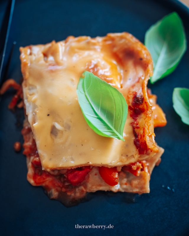 Lasagne auf Teller, vegan
