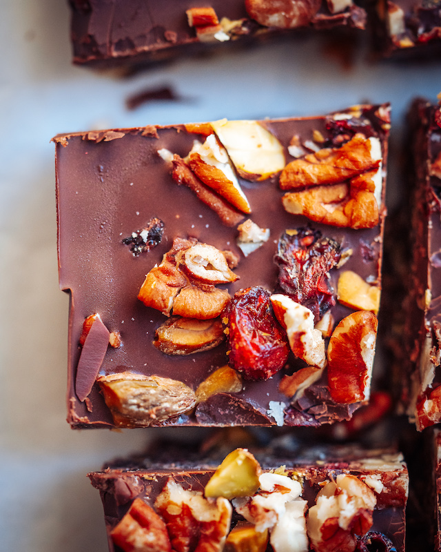 Brownie mit Topping und Schokolade