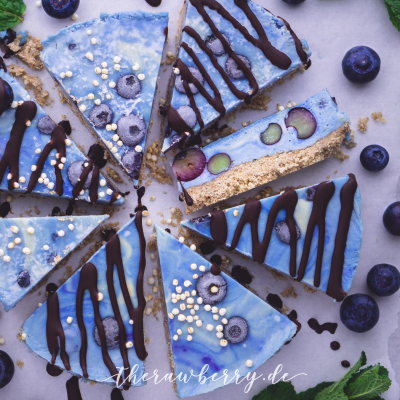 cake, raw, vegan, blueberries, recipe, no sugar, easy , lactose free, dairy free, chocolate, fork, brunch, delicious, spiraling, healthy, mint, easy, food, dessert